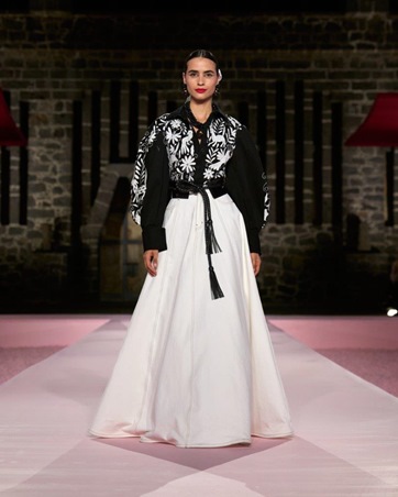 كارولينا هيريرا تلتقي بالغروب المكسيكي في مجموعة ريزورت 2025 والنتيجة تصاميم فريدة من نوعها